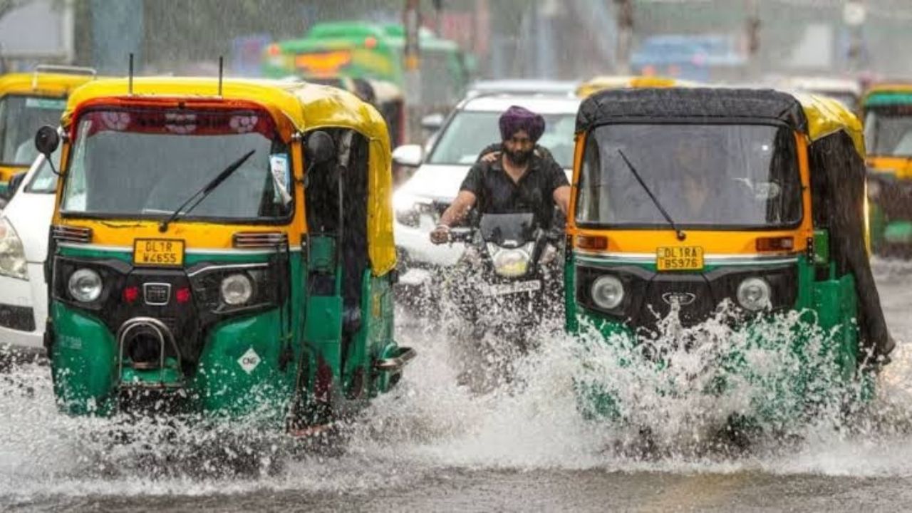 Delhi Weather Today: Rain Alert, Temperature Drops as Capital Sees Cooler Morning