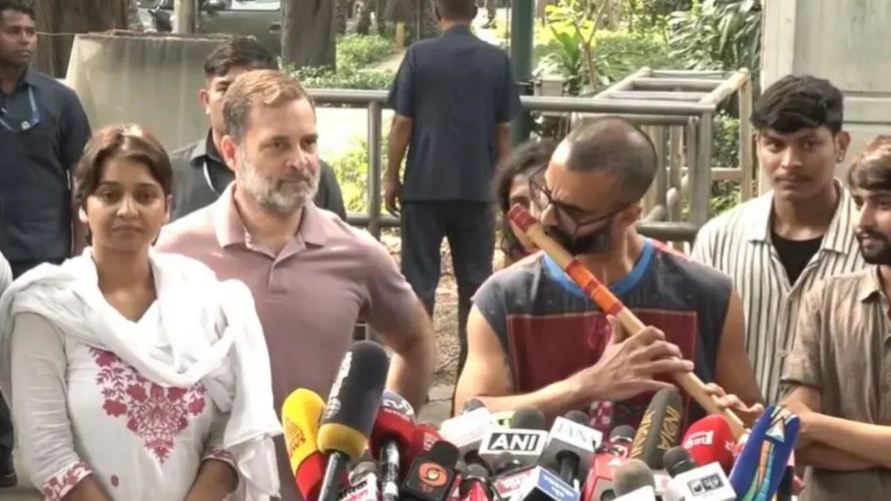 ‘Dande Ka Jawab Flute Se’: Rahul Gandhi’s Unusual Move Amid Delhi Police Assault Row