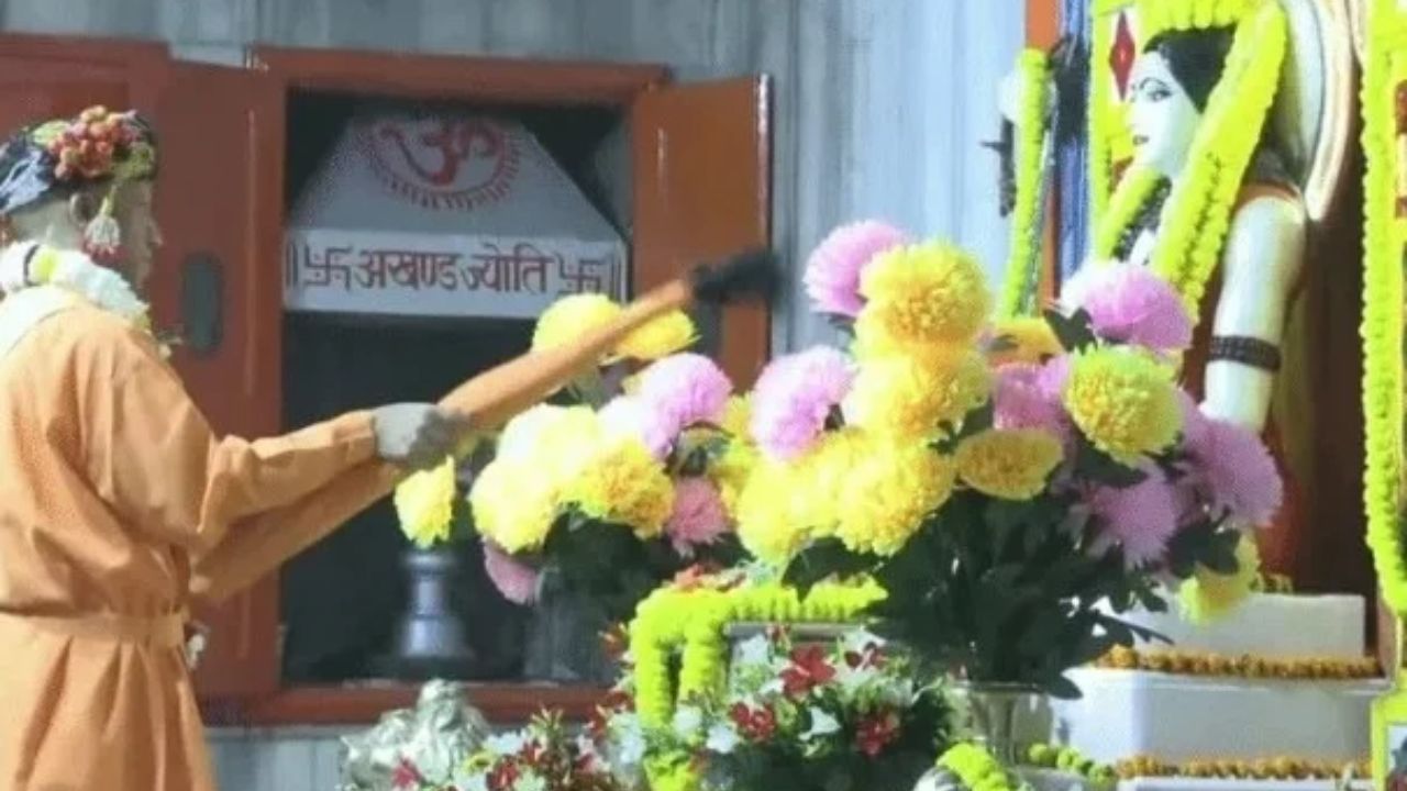 Yogi Adityanath Performs Special Gorakhnath Temple Rituals on Vijayadashami, Prays for Public Welfare