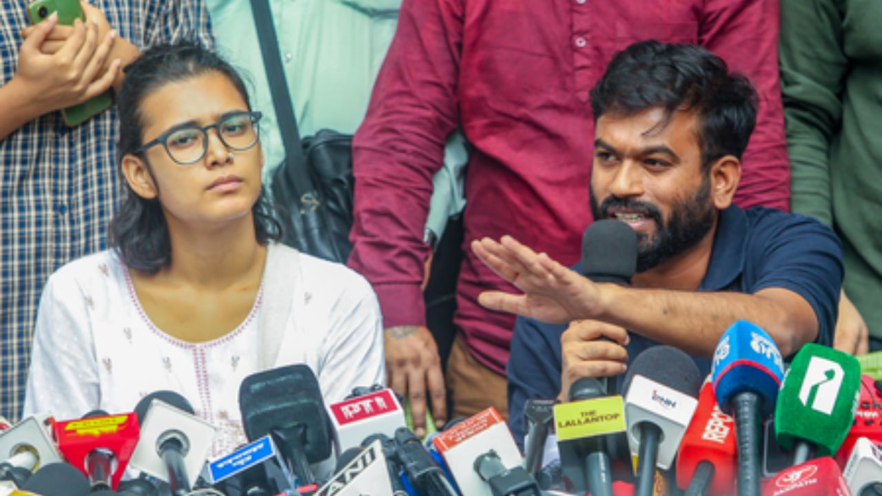 ‘Is Waving the Tricolour a Crime?’ Dipke Questions Police Presence Outside Karol Bagh House