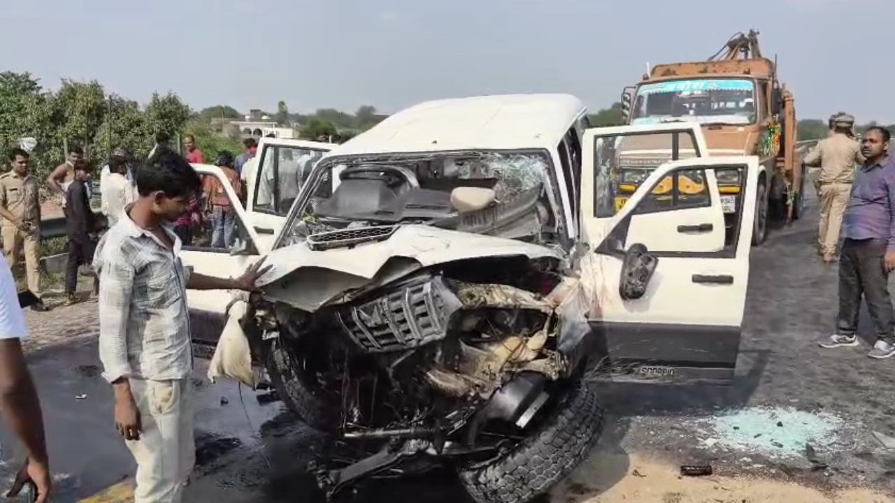 Constable Killed as Ex-MP Subrat Pathak’s Escort Vehicle Overturns on UP Expressway