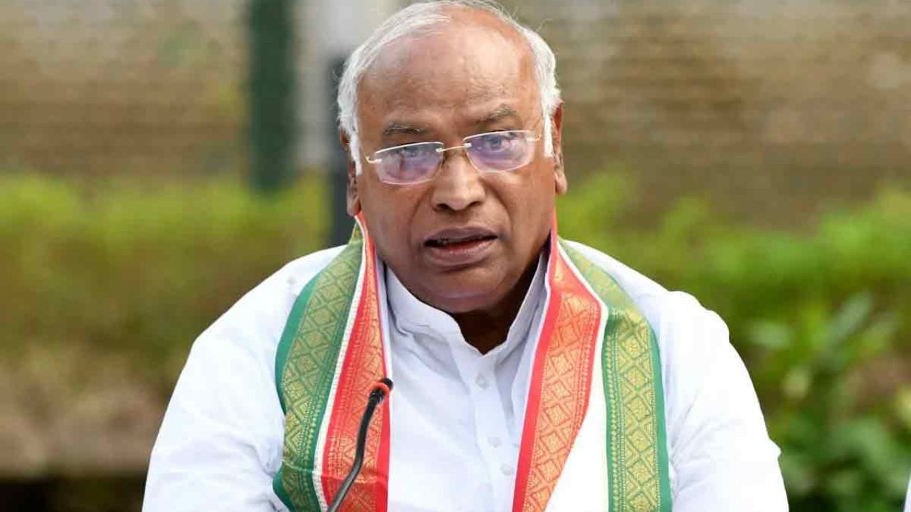 Kharge Hosts INDIA Bloc Lunch Meet After High-Voltage Protest Against CEC Gyanesh Kumar