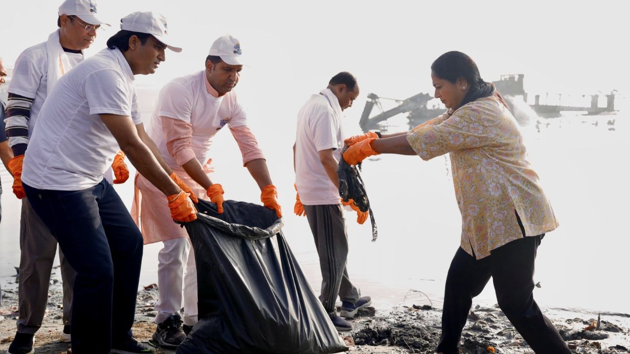 Delhi CM Rekha Gupta, Parvesh Verma Join Yamuna Cleanliness Drive, Urge Public Participation