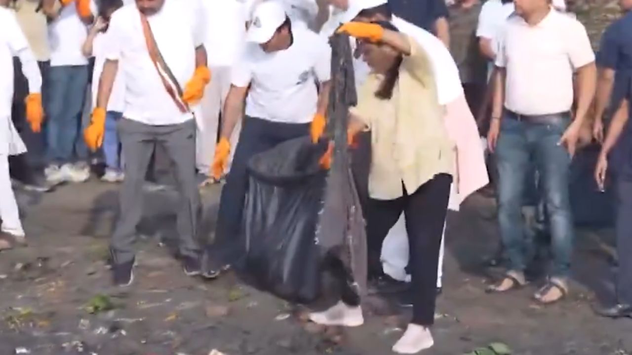 Delhi CM Rekha Gupta, Parvesh Verma Join Yamuna Cleanliness Drive, Urge Public Participation