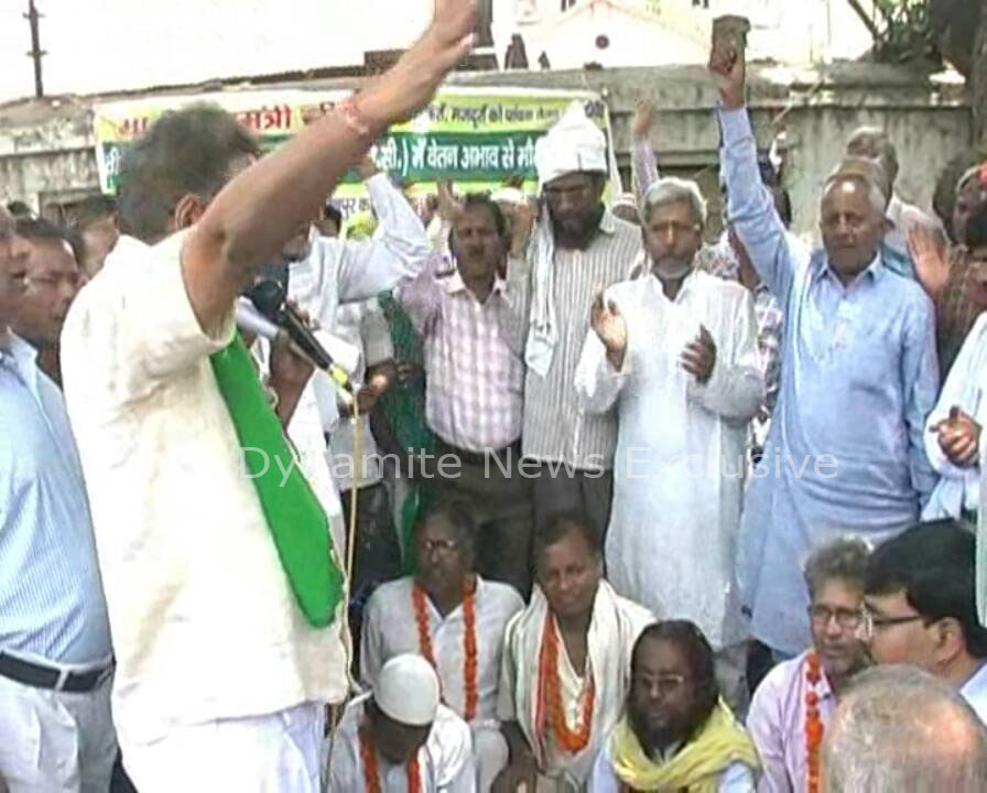 वेतन न मिलने की वजह से अनशन पर बैठे कर्मचारियों का अनशन खत्म वेतन न मिलने की वजह से अनशन पर बैठे कर्मचारियों का अनशन खत्म