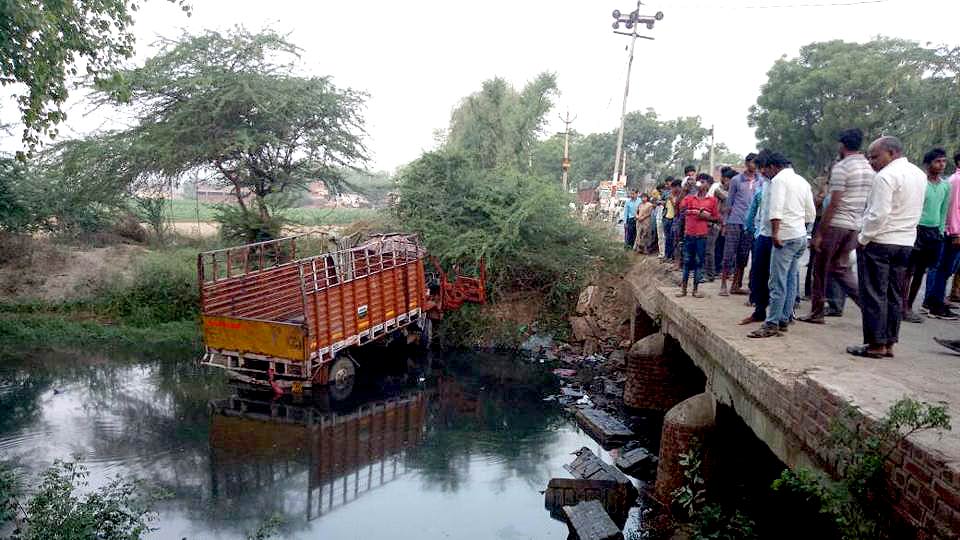 नहर में पलटा कैंटर, 14 की मौत और 24 घायल