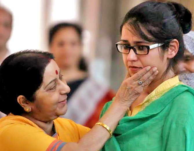 जानिए भारत लौटने के बाद उज्मा ने पाकिस्तान के बारे क्या कुछ कहा.. जानिए भारत लौटने के बाद उज्मा ने पाकिस्तान के बारे क्या कुछ कहा..