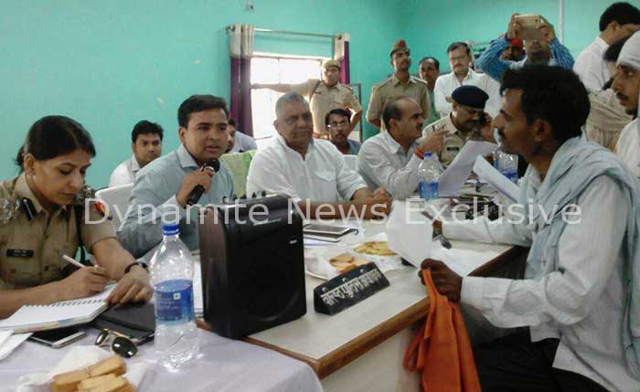समाधान दिवस पर डीएम और डीआईजी ने सुनी जनसमस्याएं