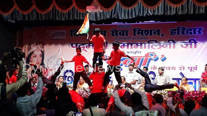 दिव्य प्रेम सेवा मिशन कार्यक्रम में बच्चों का अदभुत योग प्रदर्शन