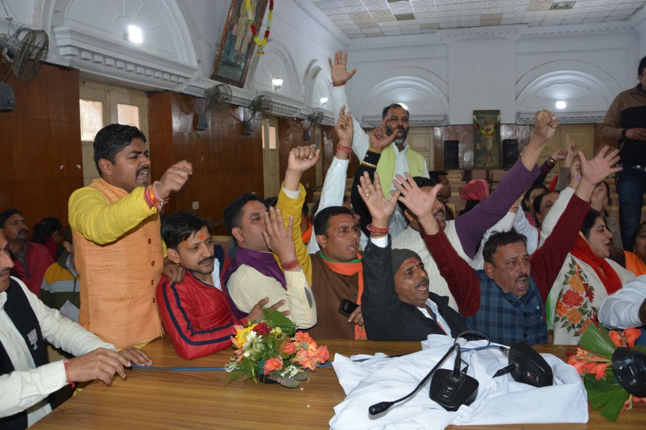 मेरठ: नगर निगम की बोर्ड बैठक में जमकर हंगामा, आपस में भिड़े भाजपा-बसपा के पार्षद मेरठ: नगर निगम की बोर्ड बैठक में जमकर हंगामा, आपस में भिड़े भाजपा-बसपा के पार्षद