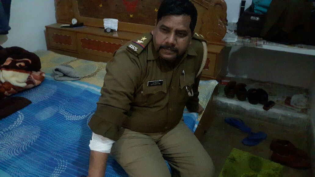 गोरखपुर: पुलिस मुठभेड़ में हत्यारोपी दो इनामी बदमाश घायल, दारोगा जख्मी