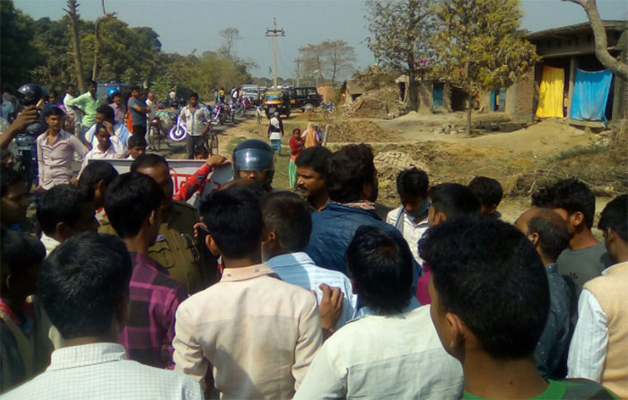 महराजगंज: बिजली का पोल न लगाने से फूटा ग्रामीणों का गुस्सा, नौतनवा-ठूठीबारी मार्ग किया जाम