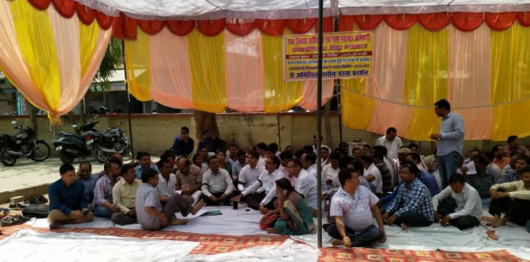 फतेहपुर: मारपीट के दोषियों की गिरफ्तारी न होने से गुस्साये पंचायत अधिकारी, बैठे धरने पर