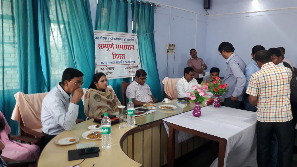 बलरामपुर: समाधान दिवस पर डीएम सख्त, अनुपस्थित अफसरों का वेतन काटने के निर्देश