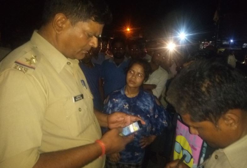 महराजगंज: प्रेमी-प्रेमिका का बीच सड़क पर हाईवोल्टेज ड्रामा, पहुंची पुलिस