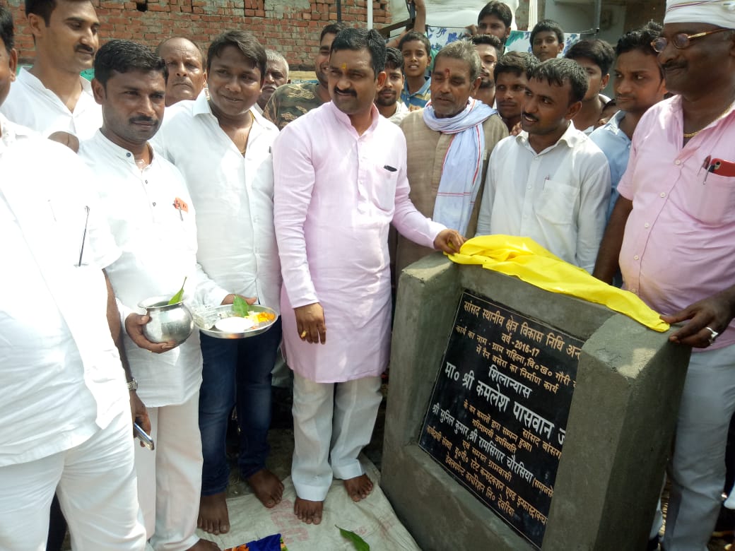 देवरिया: रुद्रपुर विधानसभा क्षेत्र के गहिला दुधैला में रैन बसेरा का किया गया शिलान्यास