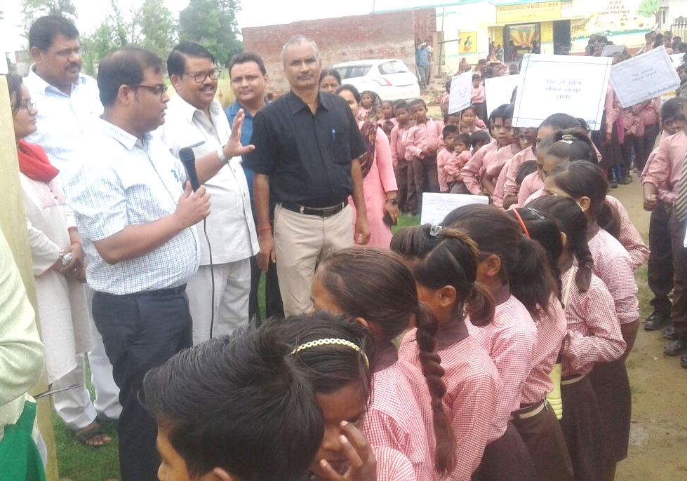 बलरामपुर: डीएम ने किया स्कूल का औचक निरीक्षण, बच्चों को पढ़ाया पर्यावरण का पाठ, कराया योग