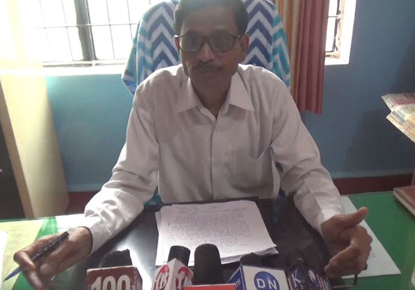 सिद्धार्थनगर: बीएसए ने दिखाये कड़े तेवर, अध्यापक को निलंबित कर स्कूल में जड़े गये ताले