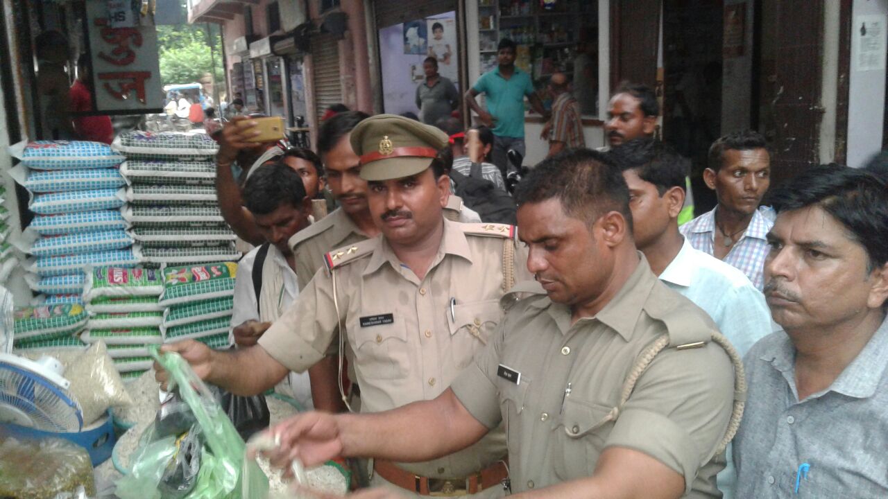सिद्धार्थनगर: पुलिस ने चलाया छापेमारी अभियान, भारी मात्रा में पॉलीथिन जब्त कर वसूला गया जुर्माना