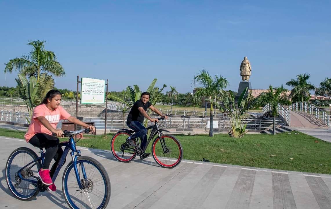 बच्चों संग स्पोर्ट्स लुक में साइकिल पर दिखे अखिलेश यादव