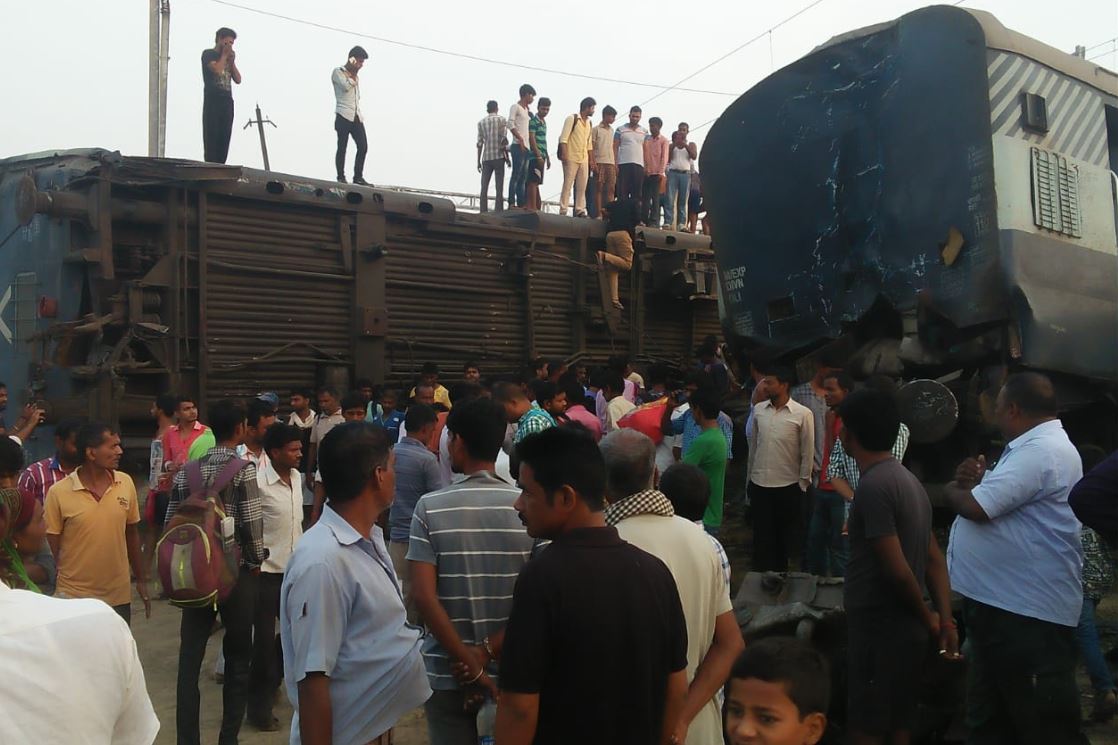 यूपी रेल हादसे में बढ़ी मृतकों की संख्या, देखिये क्या बोले रेल मंत्री