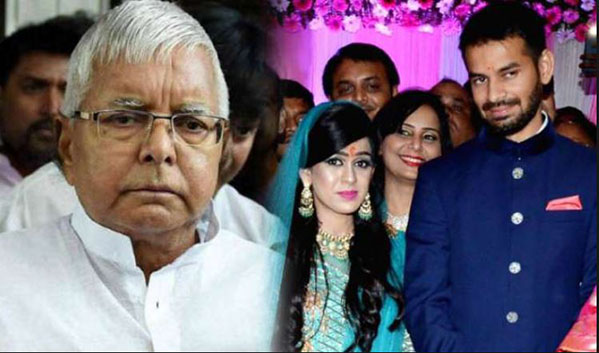 राबड़ी देवी से मिलने के बाद रोते हुई निकली ऐश्वर्या की मां, तेज प्रताप तलाक प्रकरण में नया मोड़