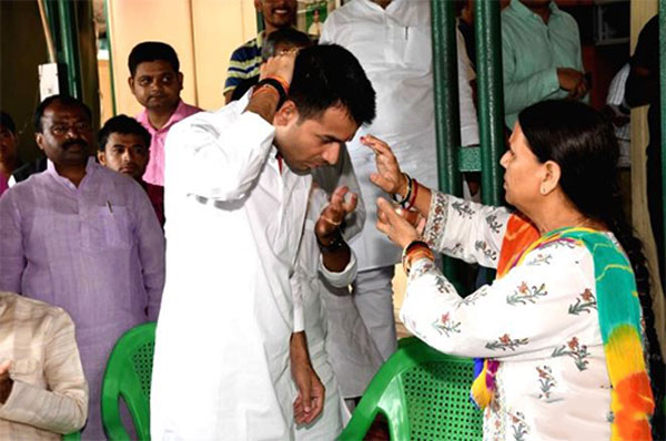 तेज प्रताप तलाक प्रकरणः बेटे को मनाने दिल्ली पहुंची राबड़ी देवी, क्या सुलझेगा विवाद?