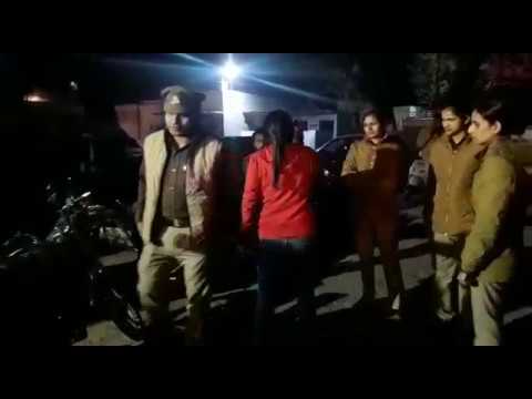 नशे में धुत महिला अधिवक्ता ने सड़क पर किया हाई वोल्टेज ड्रामा.. पुलिस ने लिया हिरासत में