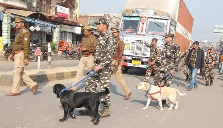 महराजगंज: नववर्ष को लेकर सीमा अलर्ट, पुलिस और एसएसबी की संयुक्त टीम ने की सघन जांच