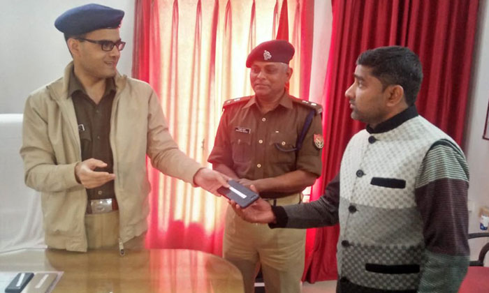 महराजगंज: खोए और चोरी हुए बरामद मोबाइल फोन को एसपी ने मालिकों को लौटाया, खिल उठे लोगों के चेहरे