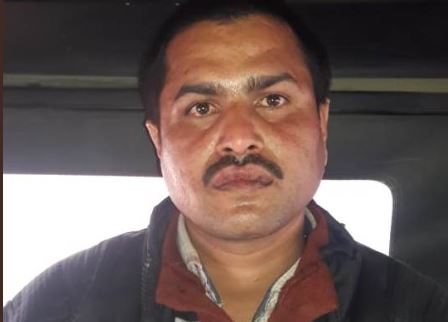 गोरखपुर पुलिस ने दो वाहन और नकदी के साथ एक लुटेरे को धर दबोचा.. गोरखपुर पुलिस ने दो वाहन और नकदी के साथ एक लुटेरे को धर दबोचा..