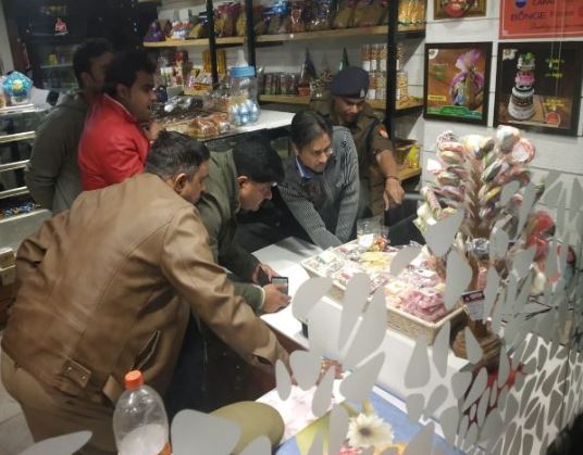 लखनऊ में बेखौफ बदमाशों के हौसले बुलंद, ज्वैलरी शोरूम में दो की हत्या कर लाखों की लूट लखनऊ में बेखौफ बदमाशों के हौसले बुलंद, ज्वैलरी शोरूम में दो की हत्या कर लाखों की लूट