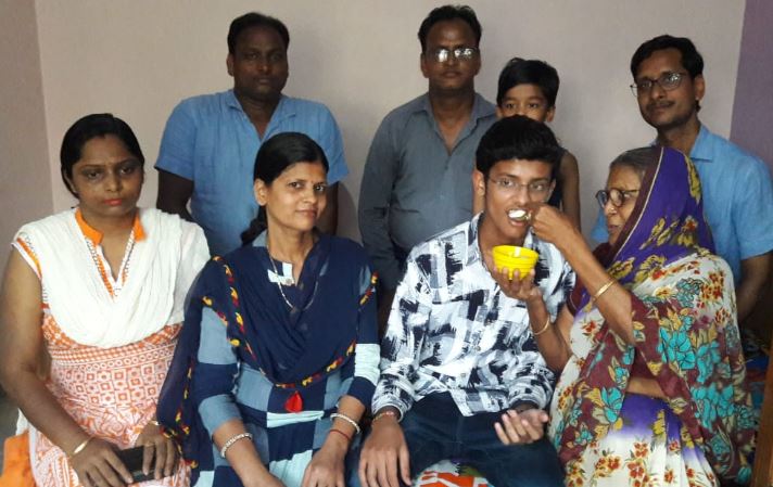 महराजगंज: सीबीएसई बोर्ड की 12वीं में 94 फीसदी अंक लाने वाले अमन आईएएस बनकर करना चाहते हैं देश सेवा महराजगंज: सीबीएसई बोर्ड की 12वीं में 94 फीसदी अंक लाने वाले अमन आईएएस बनकर करना चाहते हैं देश सेवा