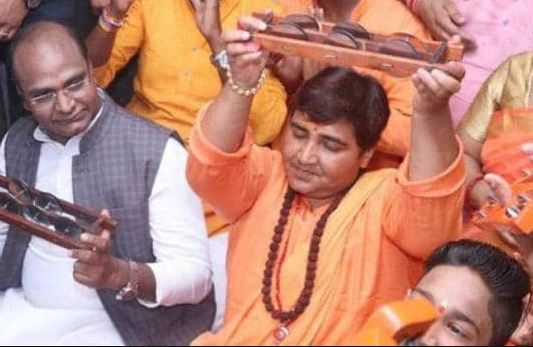 चुनाव आयोग के प्रतिबंध के बावजूद मंदिर जाने पर नोटिस दिए जाने पर साध्‍वी प्रज्ञा ने कहा- मंदिर जाने से नहीं होता उल्लंघन