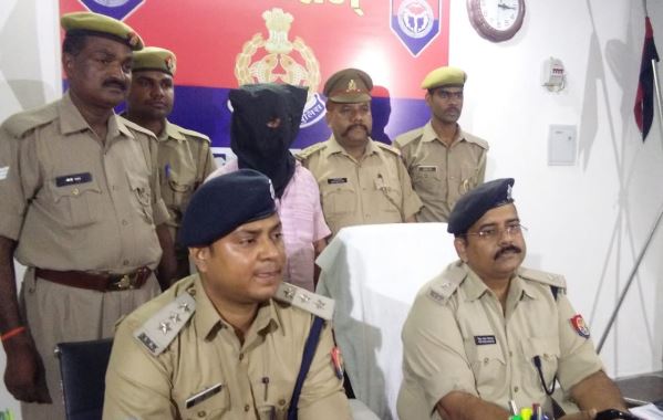 गोरखपुर: विदेशी शराब की दुकान पर बेची जाती थी मिलावटी शराब, मुनीम गिरफ्तार गोरखपुर: विदेशी शराब की दुकान पर बेची जाती थी मिलावटी शराब, मुनीम गिरफ्तार