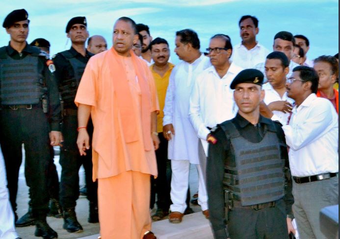 गोरखपुर में सीएम ने बिजली विभाग के तीन अधिकारियों को निलंबित, मचा हड़कंप