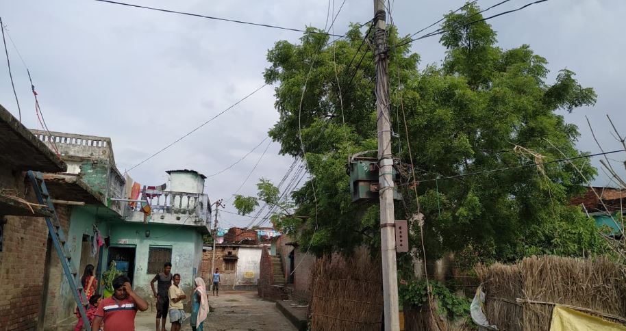 महराजगंज: टूटकर गिरा हाईवोल्टेज तार से युवक झुलसा, गंभीर हालत में गोरखपुर रेफर