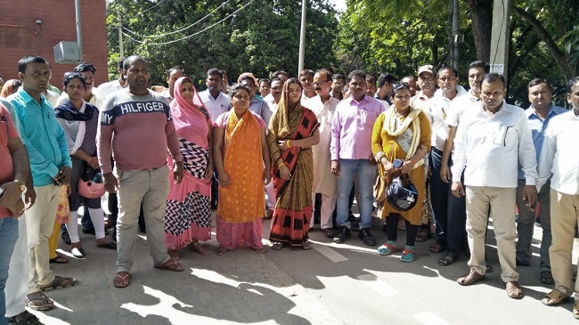 महराजगंज: शिक्षक की मौत पर परिजनों ने घेरा थाना, BSA पर लगाया उत्‍पीड़न का आरोप