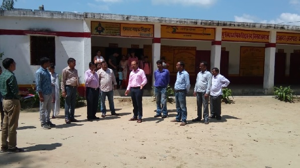 महराजगंज: सीडीओ ने प्राथमिक विद्यालय निरीक्षण के दौरान पाई बड़ी लापरवाही, बीएसए को दिए जांच के आदेश