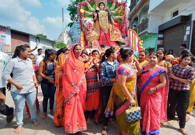 लोगों ने धूम-धाम से दुर्गा प्रतिमाओं का किया विसर्जन, सुरक्षा व्यवस्था रही कड़ी