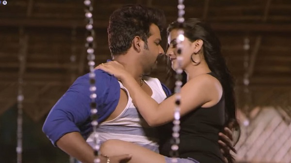 Bhojpuri Song: विवादों के बीच वायरल हो रहा पवन सिंह और अक्षरा सिंह का रोमांटिक वीडियो