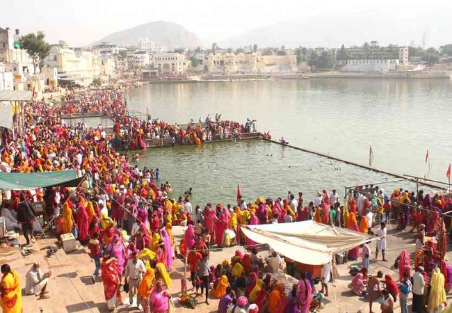 पुष्कर मेला: पंचतीर्थ महास्नान में संतों ने किया शाही स्नान