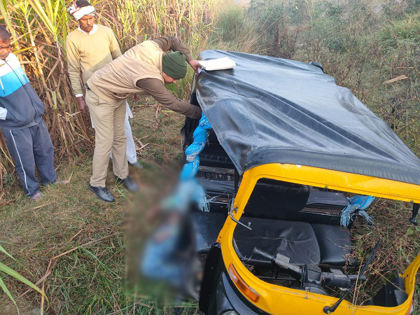 Uttar Pradesh: ऑटो एक्सीडेंट में फंसी दिव्यांग की लाश, चालक फरार