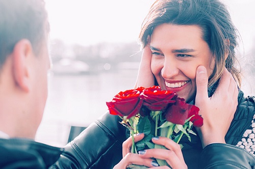 Happy Rose Day: जानिए गुलाब के किस रंग में छिपी है दिल की कौन सी बात…