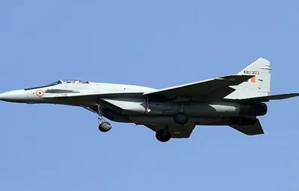 भारतीय नौसेना का MiG-29k एयरक्राफ्ट क्रैश, पायलट को सुरक्षित बाहर निकाला