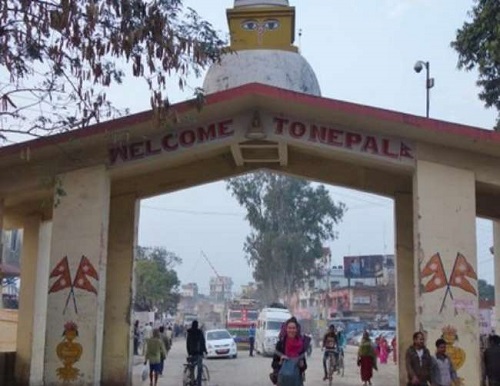 Coronavirus Lockdown : घर लौट रहे नागरिकों पर पुलिस ने किया लाठीचार्ज, धरने पर बैठे लोग