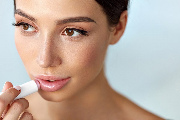 Beauty Tips: मार्केट के प्रॉडक्ट्स पर पैसें ना करें बर्बाद, रख पर ही आसान तरीके से बनाएं Lip Balm