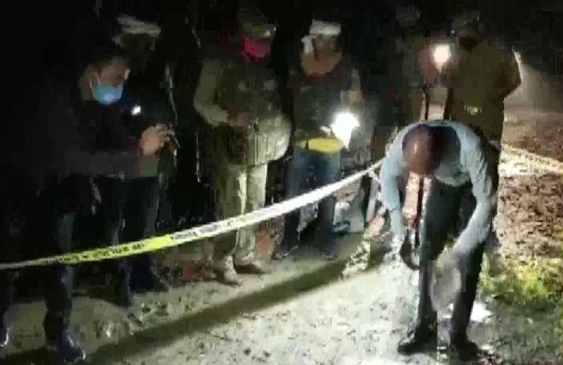 Encounter in UP: हिस्ट्रीशीटर विकास दूबे की खोज के बीच यूपी पुलिस ने कुख्यात इनामी बदमाश को मार गिराया Encounter in UP: हिस्ट्रीशीटर विकास दूबे की खोज के बीच यूपी पुलिस ने कुख्यात इनामी बदमाश को मार गिराया