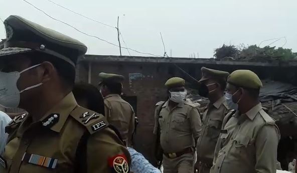 कानपुर शूटआउट: कई पुलिस कर्मी शक और जांच के दायरे में, चौबेपुर थाने के लिये 10 पुलिस कर्मियों का ट्रांसफर कानपुर शूटआउट: कई पुलिस कर्मी शक और जांच के दायरे में, चौबेपुर थाने के लिये 10 पुलिस कर्मियों का ट्रांसफर