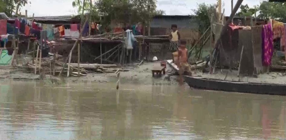 Assam Floods: असम में जलमग्न हुई 26 जिलों की जमीन, बहे कई मकान, लाखों लोगों ने छोड़ा घर, 89 लोगों की मौत